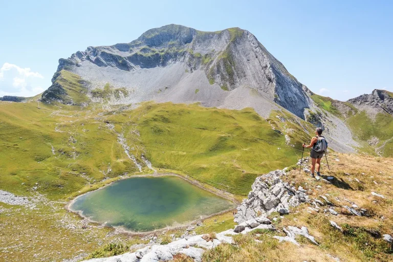 Mont Charvin (2409 m) : le guide complet pour randonner au sommet des Aravis