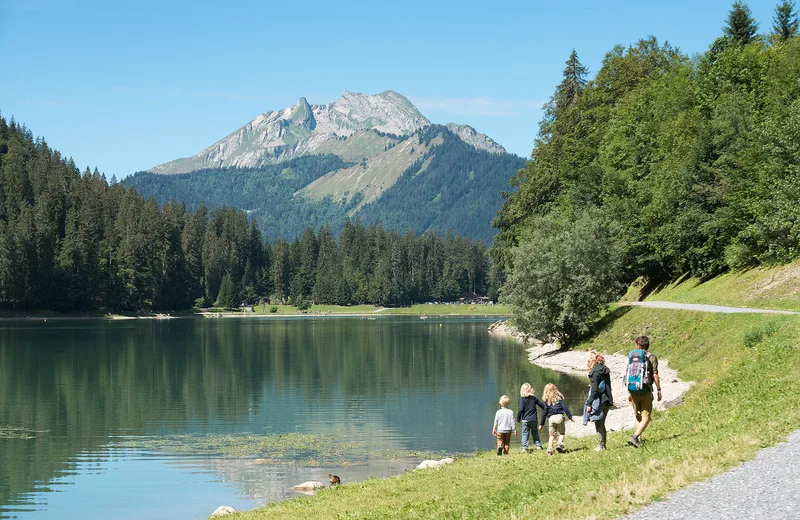 des gens se baladent autour du lac de montriond
