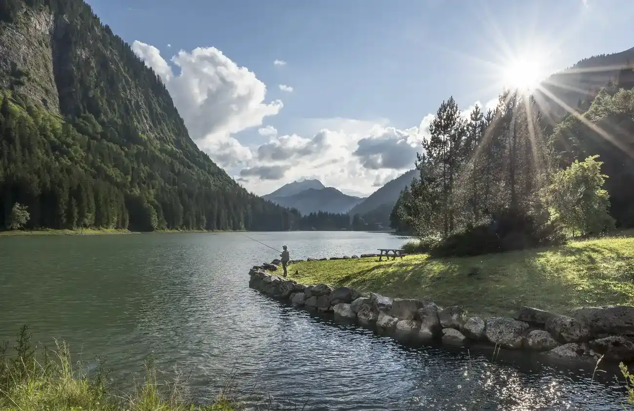 Lac de Montriond : le guide complet pour profiter du lac vert du Chablais