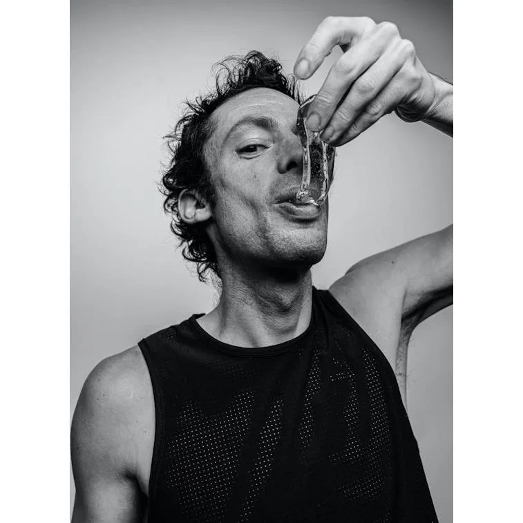 Kilian Jornet consommant un gel Maurten en trail