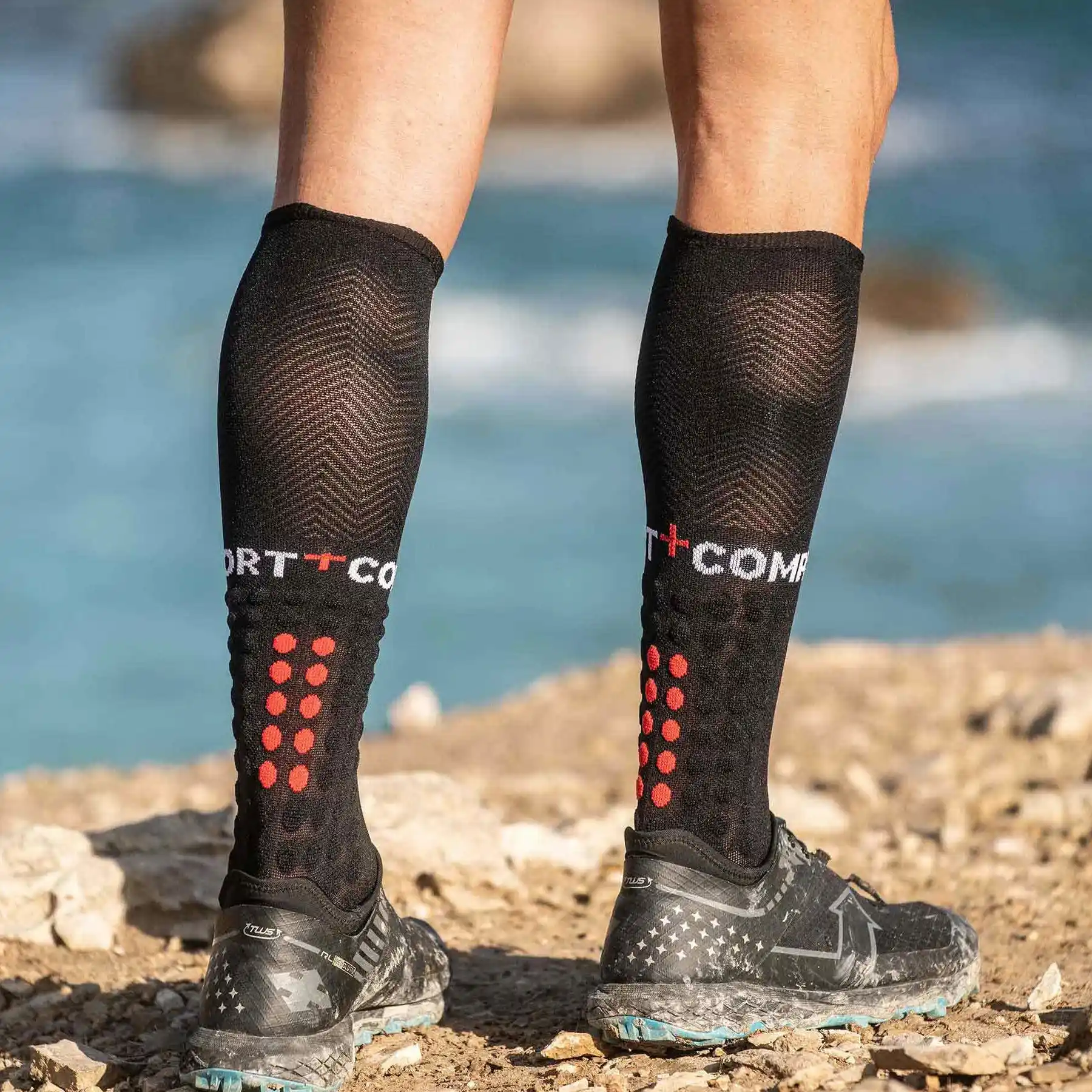 Chaussette de compression trail montante Compressport noire