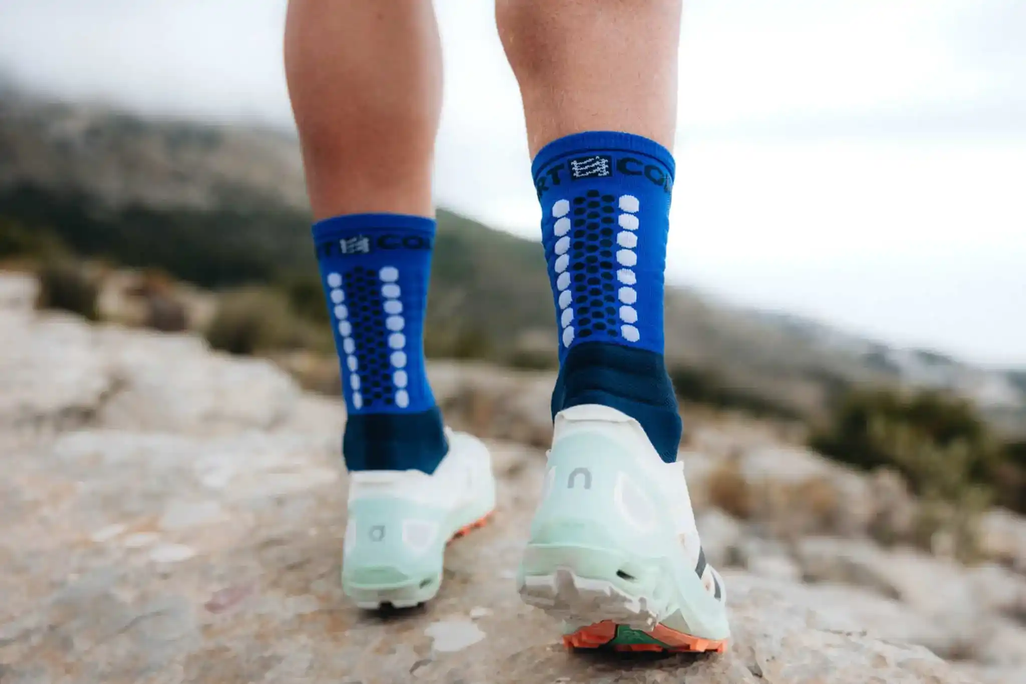 Chaussettes de compression trail Compressport portées en course