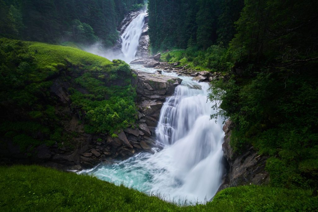 Cascades dans le Jura : le guide complet des plus belles chutes d’eau du massif
